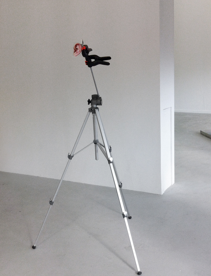 © katherina heil group show billytown time out of mind hörgestell tripod c-print installation 